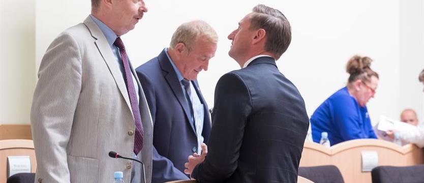 Sukcesy, długi i marszałek jako Atlas