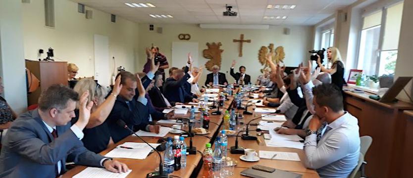 Na sesji w Policach. Śmieci i alkohol
