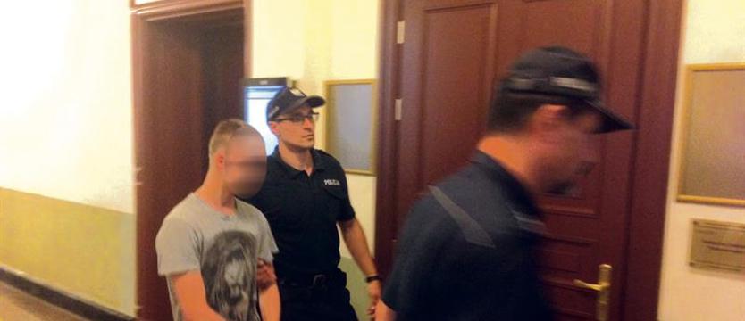 Licealista dźgał kobietę nożem i dusił bandażem