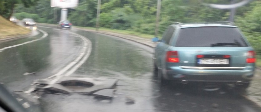 Krajobraz po ulewie – ulice pod wodą, uszkodzona jezdnia