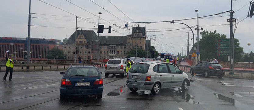 Dwie osobówki i karetka zderzyły się na Wyszyńskiego