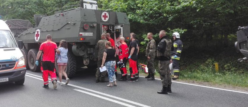 Żołnierze pomogli ofiarom wypadku