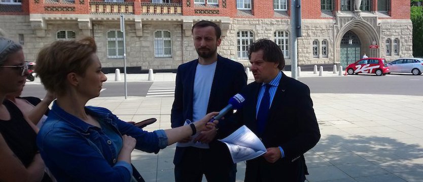 Służbowe podróże posłów. Tylko trzy wyjazdy „naszych”