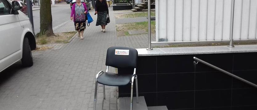 Krzesełko przy sklepie