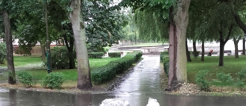 Studzienki wciąż przegrywają z ulewą