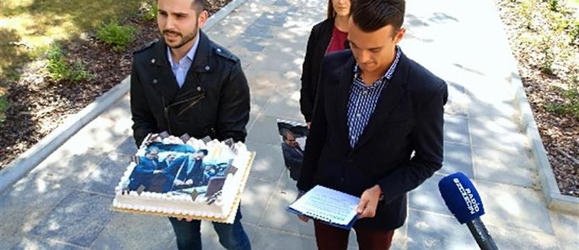 Młoda Platforma poczęstowała tortem PiS