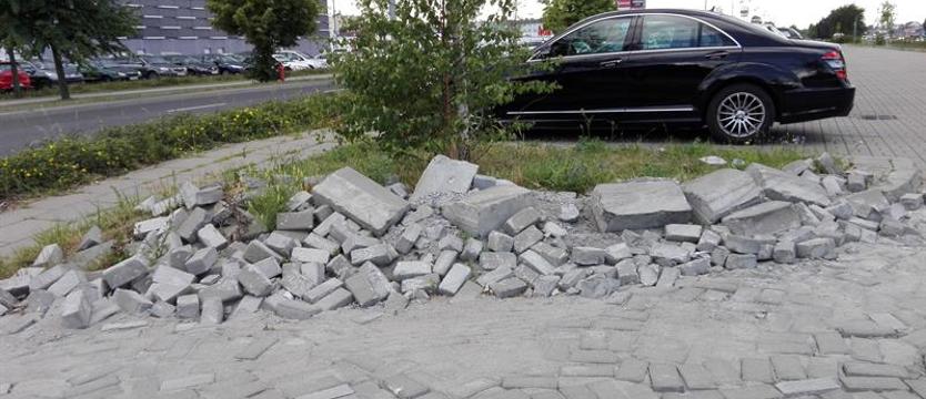 Znaki zakazu są, parkingi zdemolowane