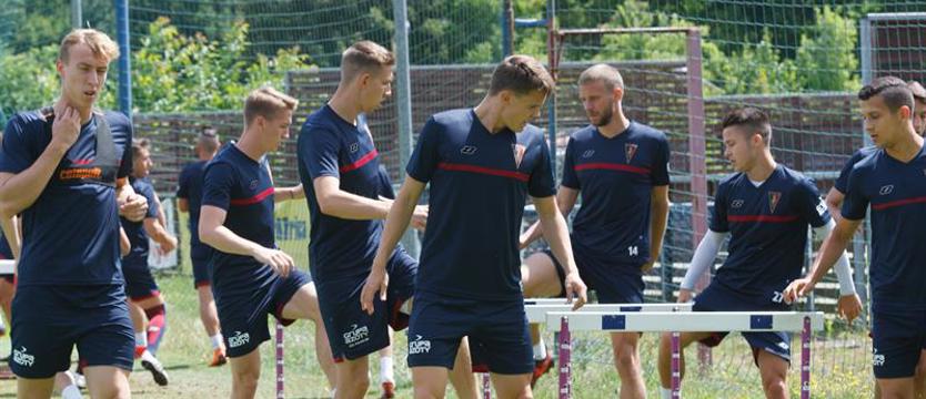 Piłka nożna. Pogoń jedzie do Wronek