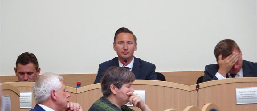 Nie obniżą pensji marszałkowi