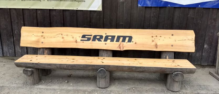 Ławeczka z intrygującym napisem