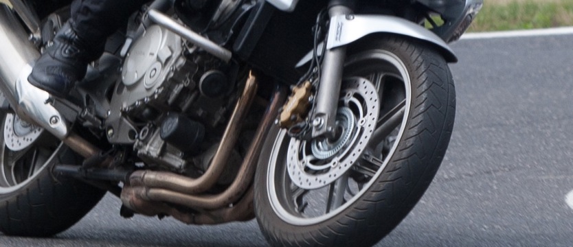 Motocyklista nie zatrzymał się, bo miał zakaz kierowania