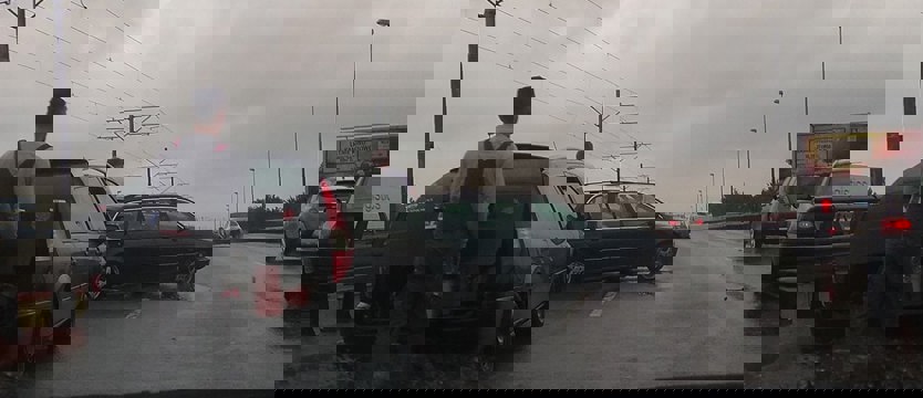 BMW uderzyło w barierki