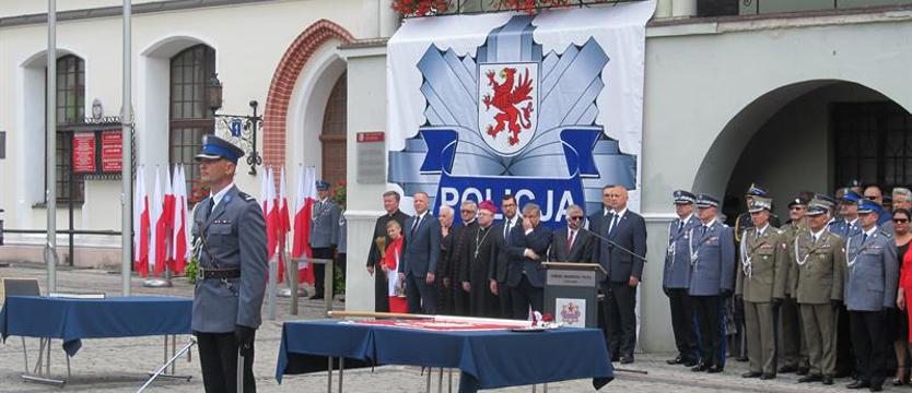 Radiowozy, awanse i sztandar