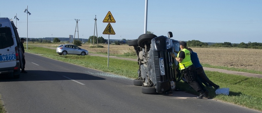 Wywrotka toyoty na nadmorskiej trasie