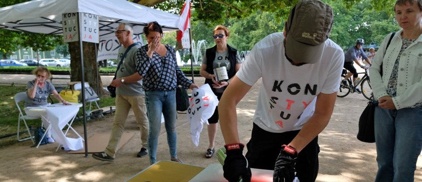 Koszulką w rząd – happening na Jasnych Błoniach
