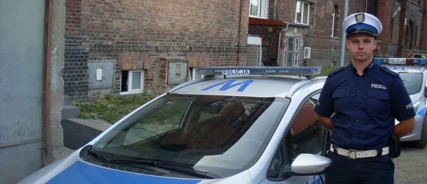 Policjant na sygnale eskortował rodzącą kobietę