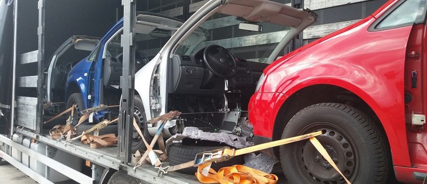Ciężarówka z motoryzacyjnymi odpadami