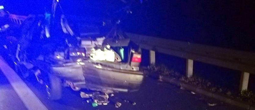 Wypadek na A6. Jedno z aut dachowało