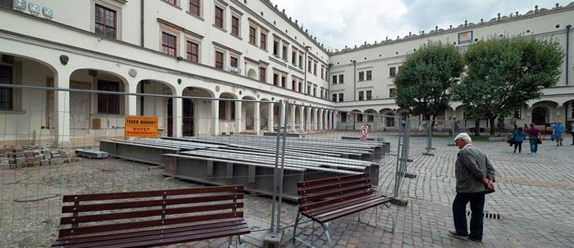 Sprzątanie na zamkowym dziedzińcu