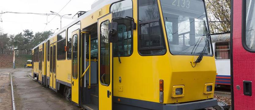 Kobieta wypadła z jadącego  tramwaju