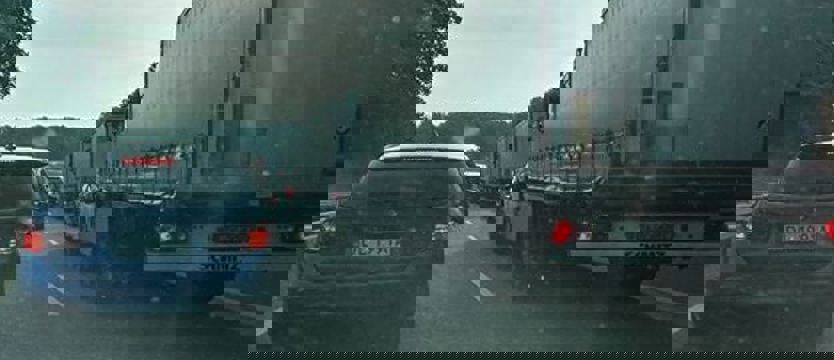 Przewrócony bus i utrudnienia na A6