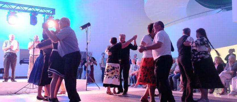 Tańczyli w rytm ludowej muzyki