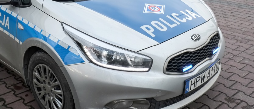 Zaatakowali policjanta butelką i grozili mu śmiercią