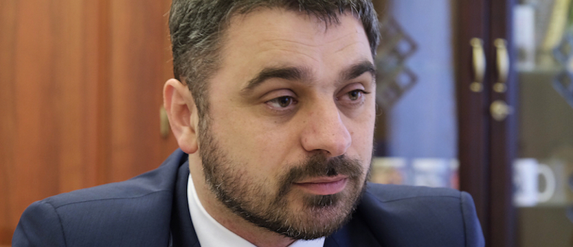 Spór o orła bez korony na pomniku w Mirosławcu