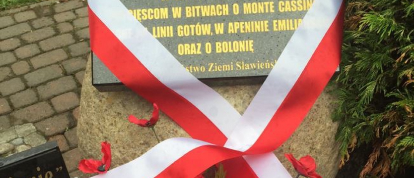 Tablica zdjęta po uroczystości. Kamieniarz popełnił błędy