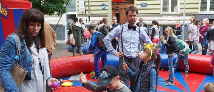 Niedziela przy głównej alei miasta