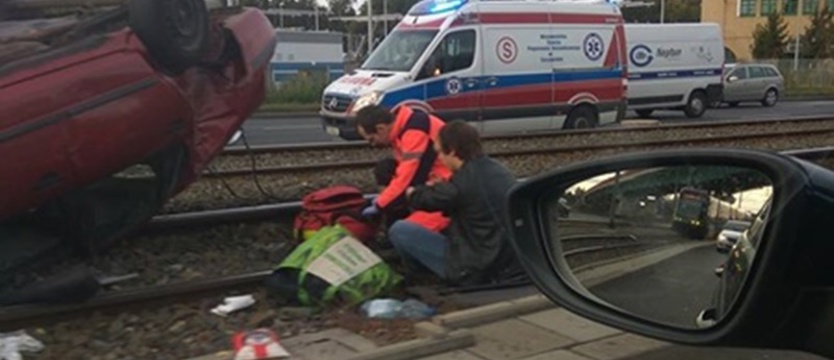 Dachowanie na Hangarowej, przestój na tramwajach