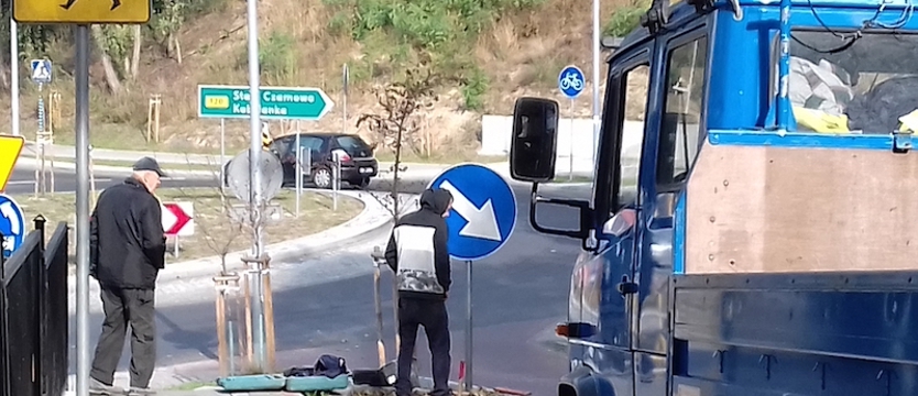 Znak nakazu przy zjeździe ul. 9 Maja w Gryfinie