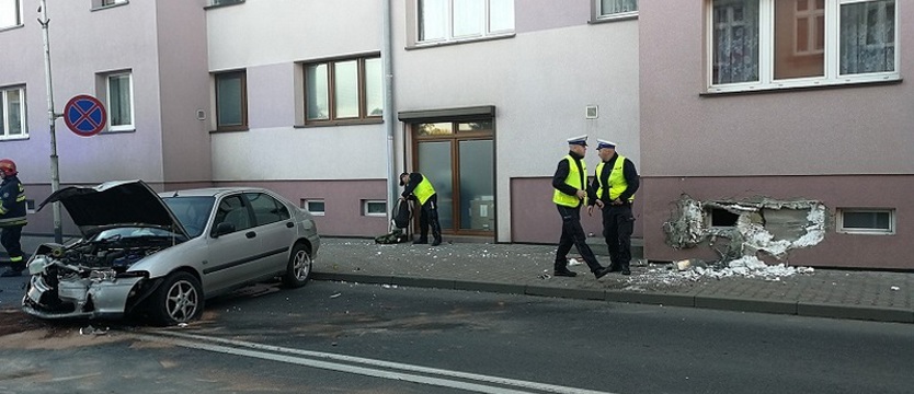 Pijany kierowca wjechał w blok