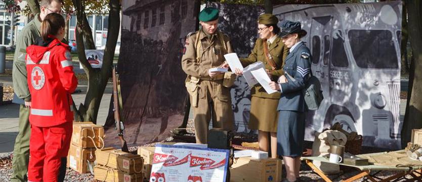 Czerwonokrzyski akcent na placu Solidarności