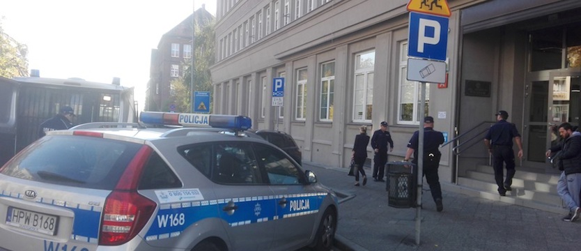 Zaatakował ochroniarza i wszedł do sądu z kanistrami z benzyną