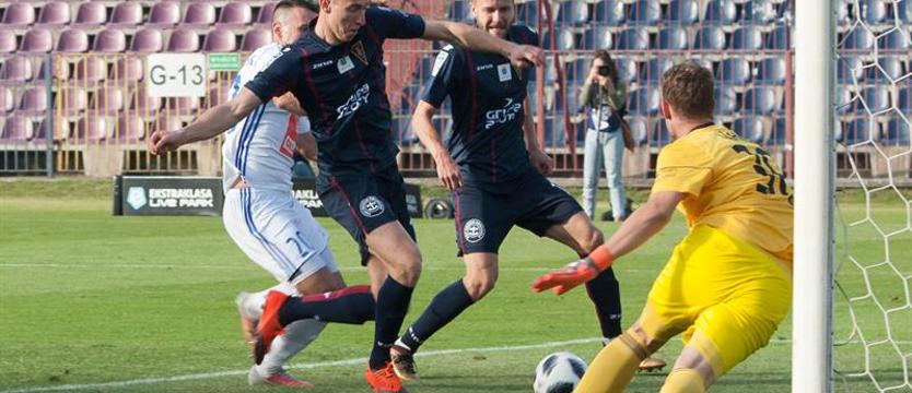 Piłka nożna. Buksa i Piotrowski na trybunach