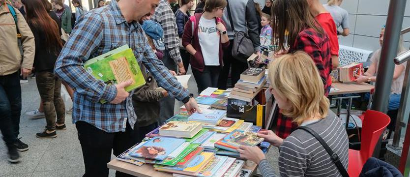 Wychodzili ze stosami książek. Tłumy na kiermaszu w Pleciudze
