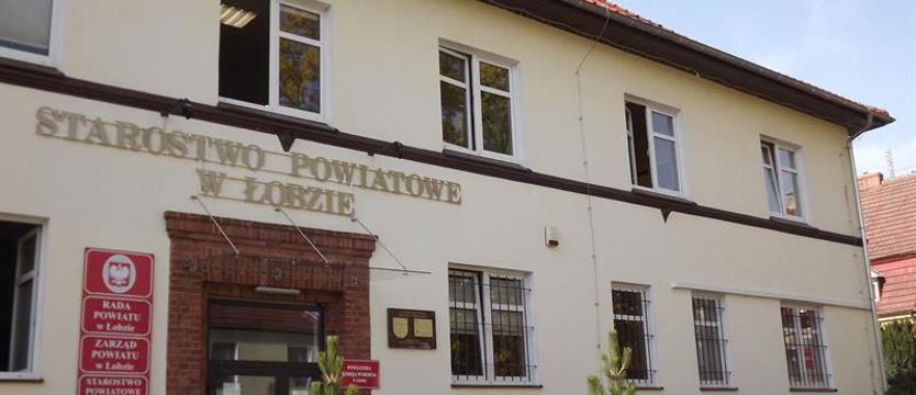 Groził bronią urzędniczce