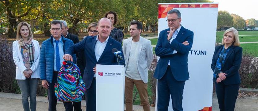 Bezpartyjni: „Dość" ciężkim tornistrom