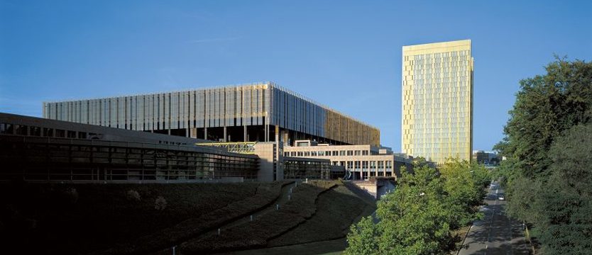 TSUE zdecydował o zawieszeniu przepisów ws. SN – chce przywrócenia sędziów