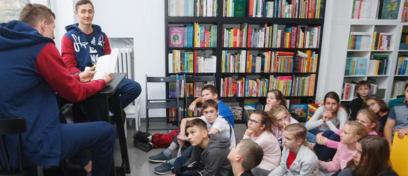 Spotkanie świata literatury i sportu. Koszykarze czytali dzieciom