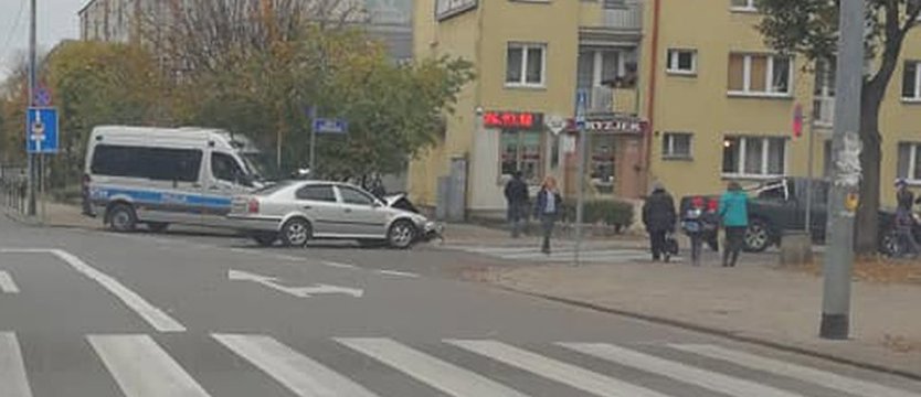 Stłuczka i utrudnienia w przejeździe w Dąbiu