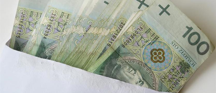 Przez oszustów wyrzuciła 30 tysięcy przez okno