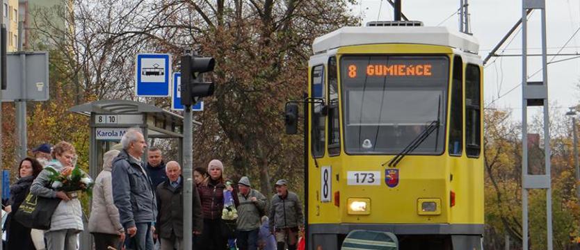 Ruch przy cmentarzu. Ograniczenia, blokady i komunikacja