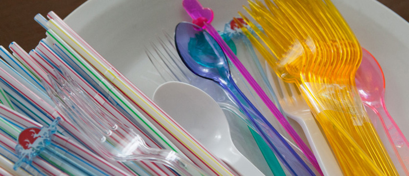 Państwa UE za restrykcjami ws. plastiku. Chcą zakazu sztućców, słomek itp.