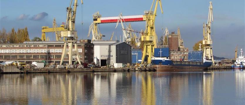 Biało-czerwona na stoczniowej suwnicy