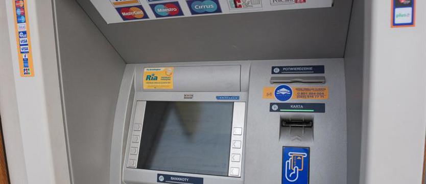 Emeryci wolą przelewy