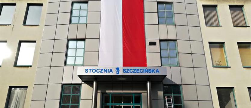 Biało-czerwona na stoczniowym biurowcu