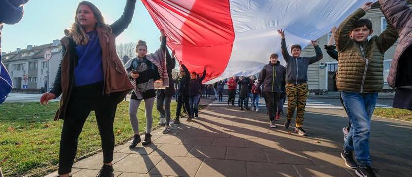 Z ogromną flagą przez miasto