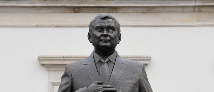 Montują pomnik Lecha Kaczyńskiego